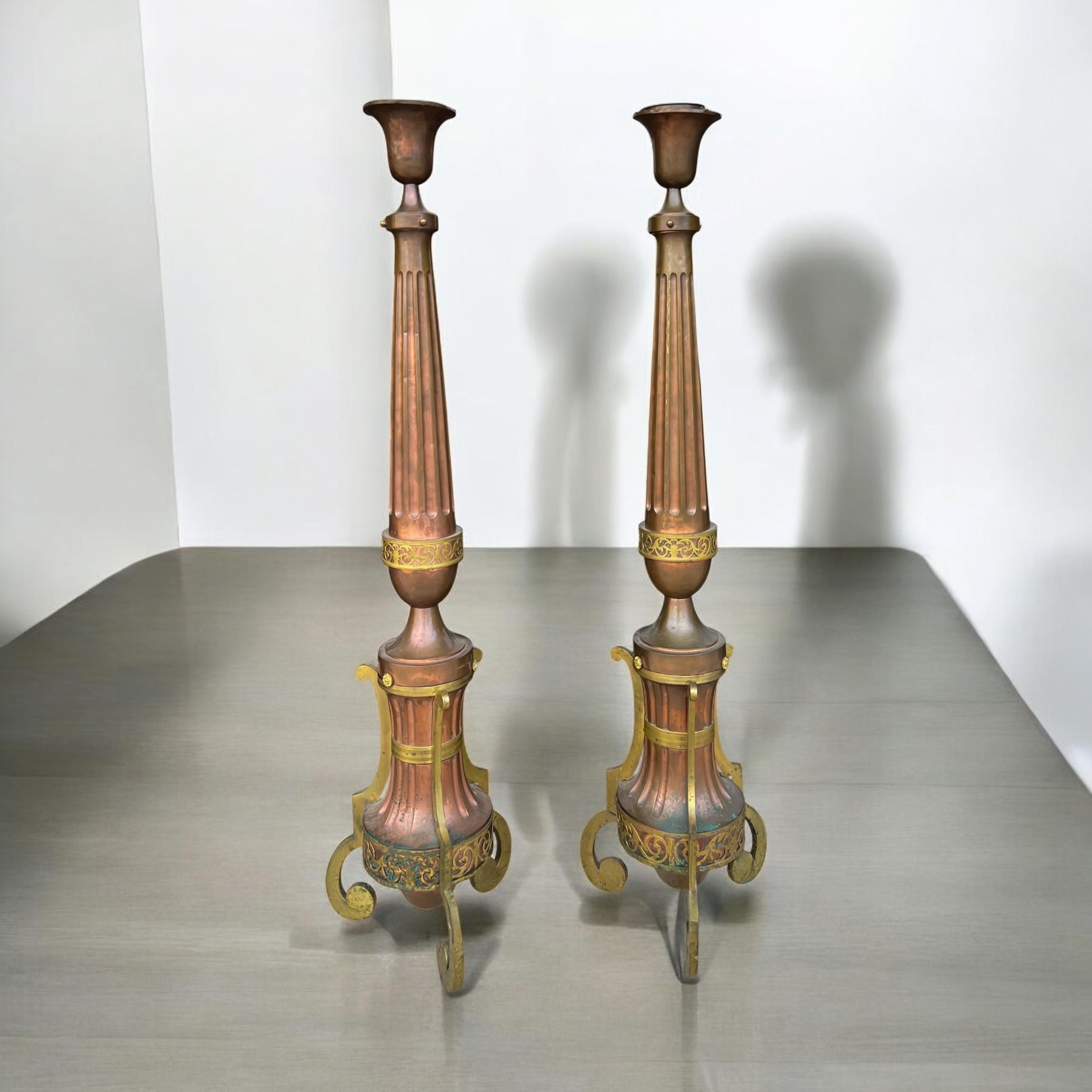 Ottone XIX sec. Torchiere italiane in rame e ottone / Lampade da terra / Piantane - Coppia in vendita