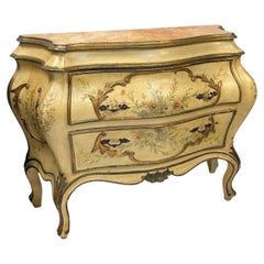 Commode italienne vénitienne du milieu du siècle, décorée à la main de motifs floraux, avec plateau en imitation marbre