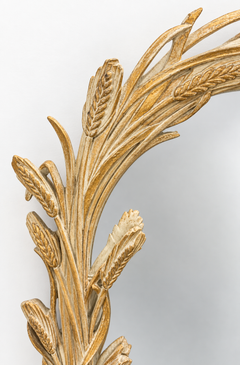 Espejo de pared de estilo Hollywood Regency de mediados de siglo, de origen italiano, con motivos de trigo tallados, dorado y con acabado ceruso