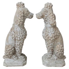 Statue da giardino in pietra sintetica a forma di barboncino in stile vittoriano di metà secolo - Coppia