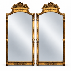 Coppia di specchi in stile rococò italiano della metà del secolo, in legno intagliato dorato e con cornice a conchiglia in materiale composito