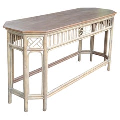 Console-buffet de style Chippendale chinois en bambou et rotin, finition cérusée