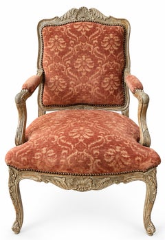 Fauteuil français de style Louis XV en bois de fruit sculpté, cérusé, signé William Switzer