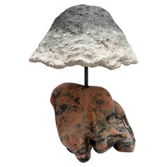Lampada da tavolo scultorea, realizzata a mano, forma organica, che ricorda una formazione rocciosa, pezzo unico