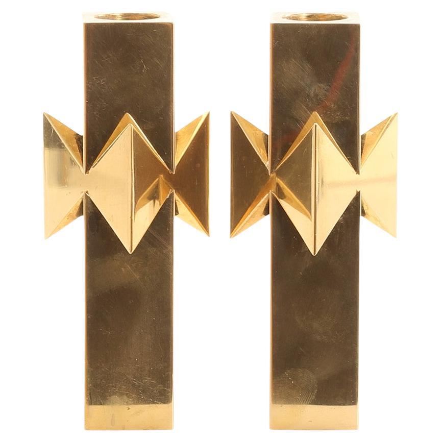 Coppia di candelieri "Bow" di Pierre Forssell - Raro design in ottone per Skultuna, Svezia in vendita