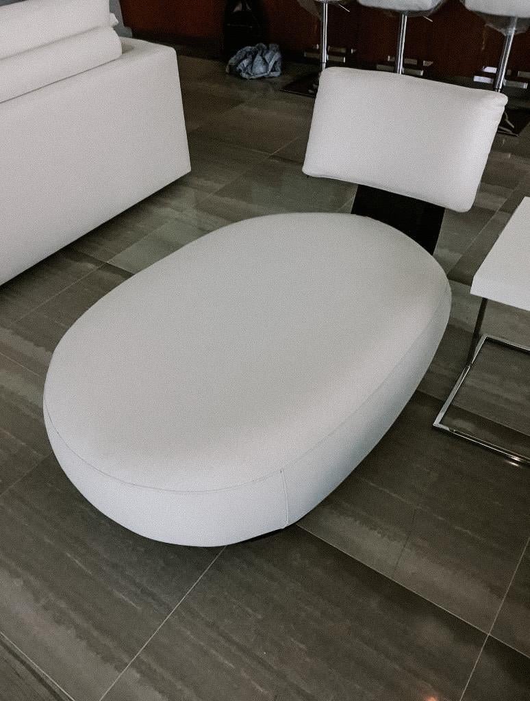 Chaise longue à remontage, base en chêne naturel blanc cassé Neuf - En vente à Miami, FL
