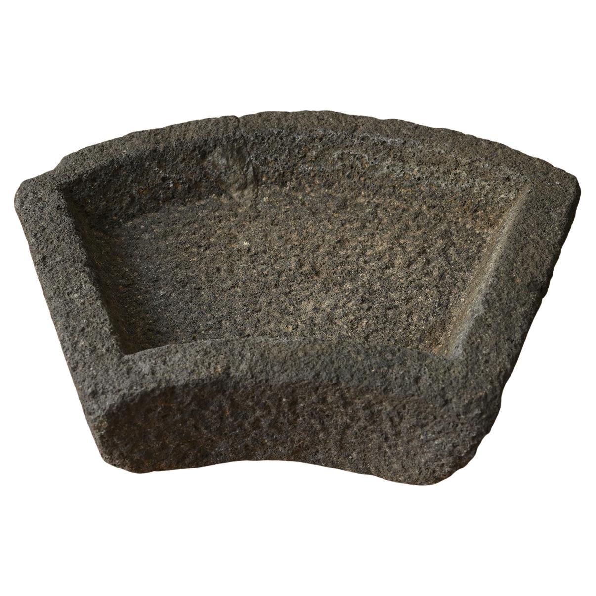 Japanisches antikes Steinbecken "Tsukubai" / Gartenornament / 1868-1920