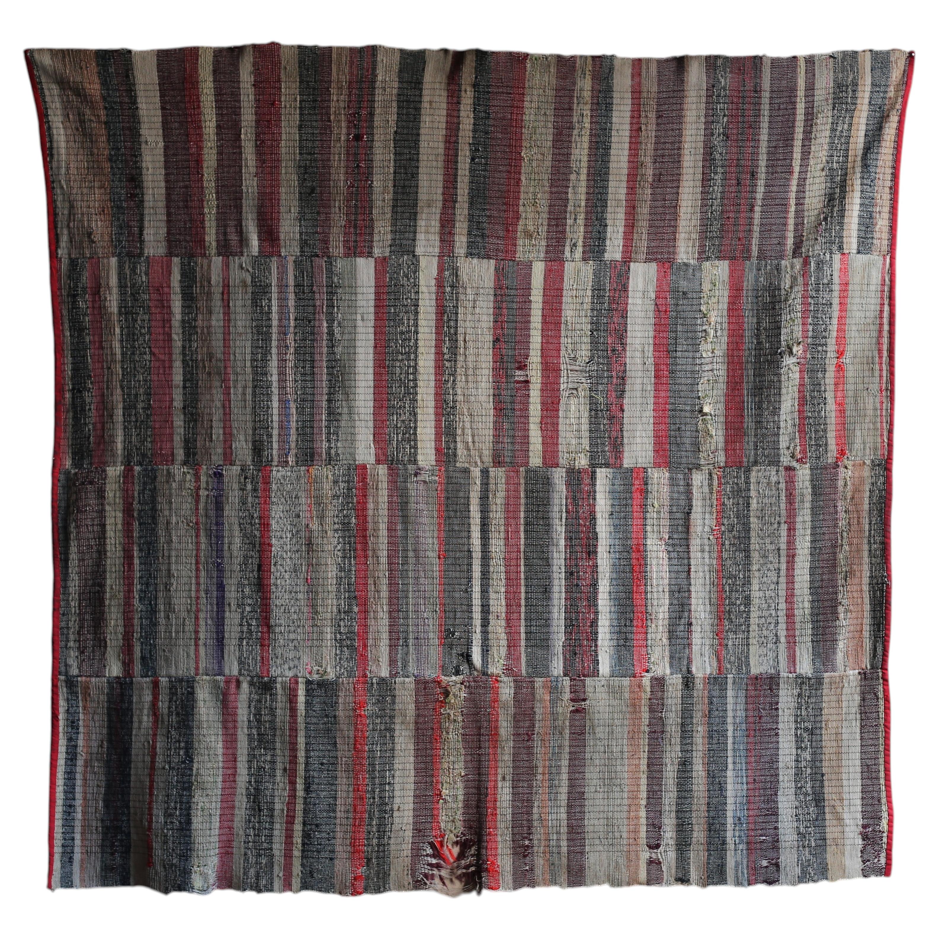 Tessuto sakiori giapponese antico a strisce rosse, realizzato con tecnica patchwork in vendita