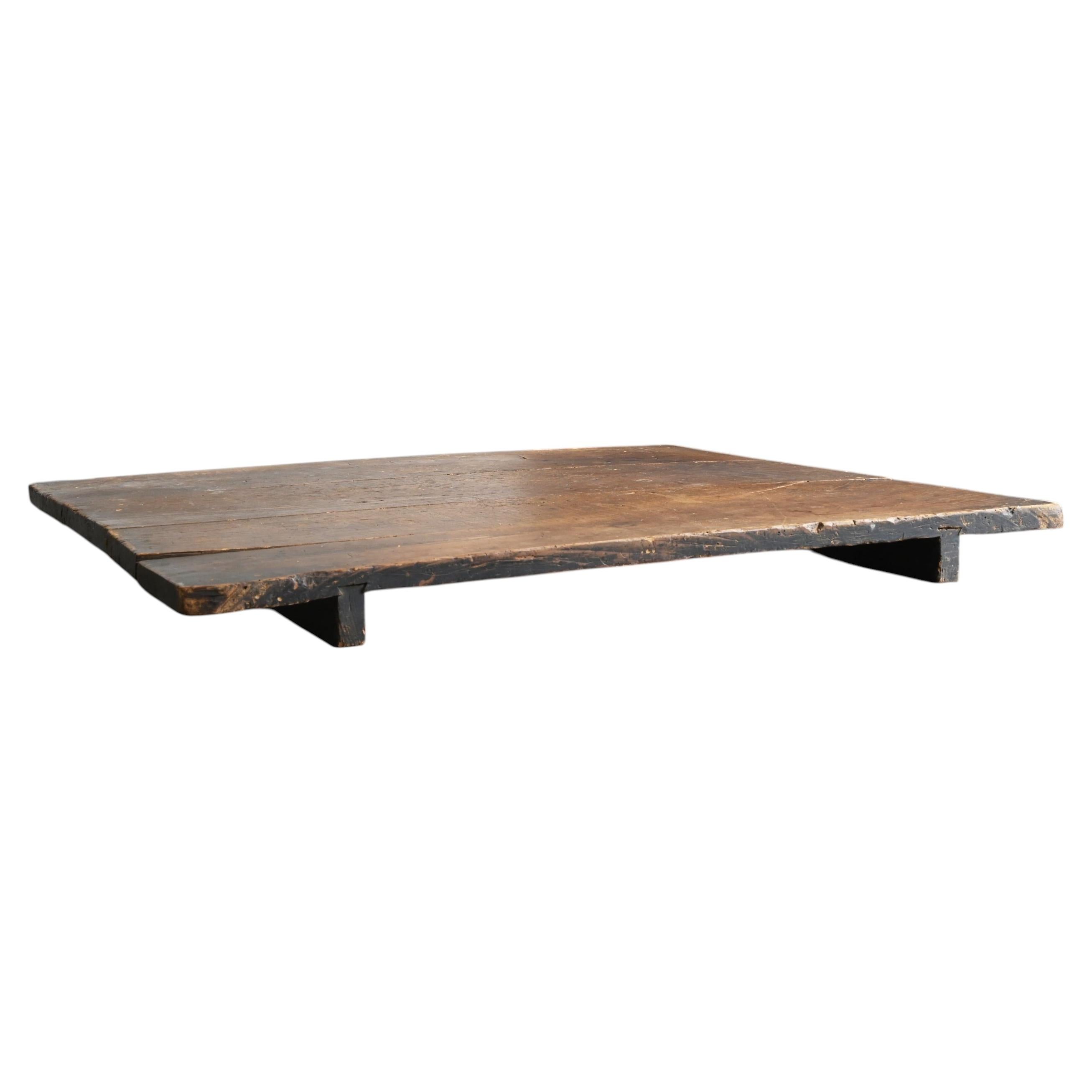 Planche de travail japonaise ancienne en bois / Objet mural / Table basse wabi-sabi en vente