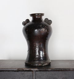 Antike japanische Vase aus schwarzer Satsuma-Keramik mit spiralförmigen Henkeln