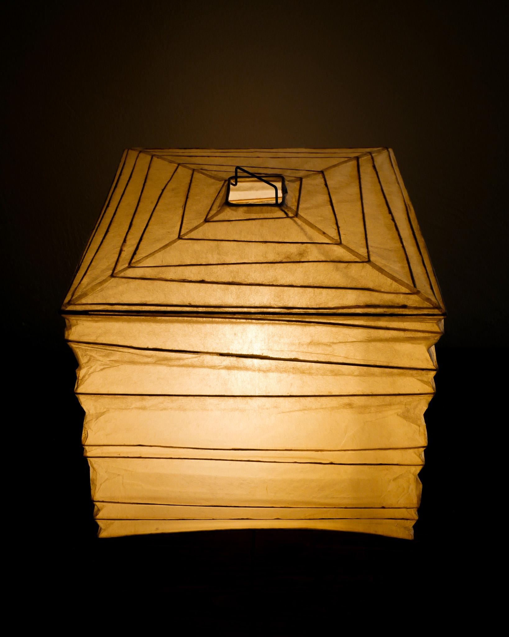 Métal Lampe de table Isamu Noguchi du début du milieu du siècle produite par Ozeki & Co, Japon Années 1950 en vente