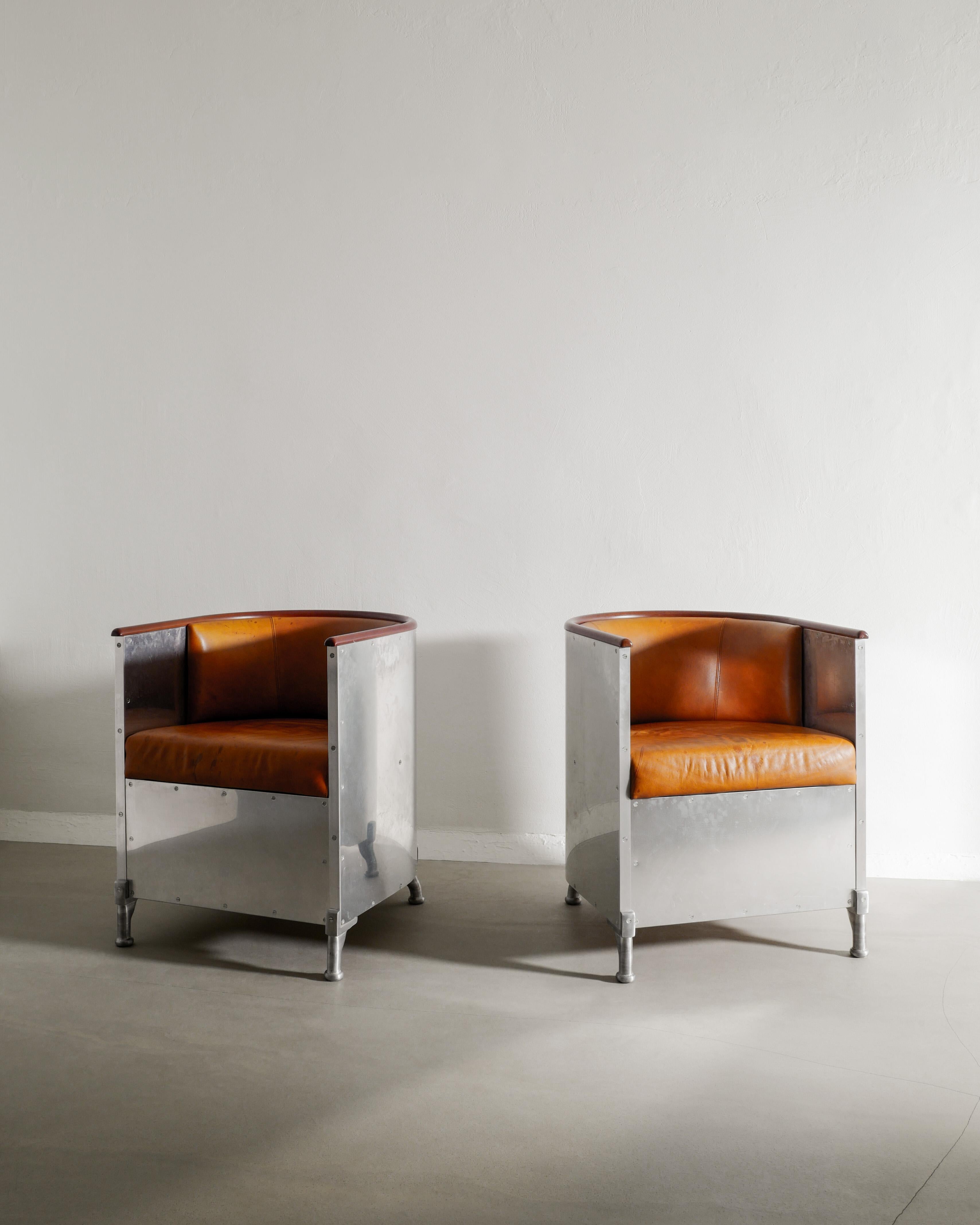 Rara coppia di poltrone moderne svedesi in alluminio e pelle marrone scuro patinato e braccioli in faggio tinto, realizzate da Mats Theselius e prodotte da Källemo, anni '90. In buone condizioni originali e corrispondenti, con un'ottima