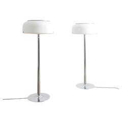 Lampade da terra svedesi in stile Mid-Century, bianche e cromate, con base a protuberanze, di Anders Pehrson, anni ’70
