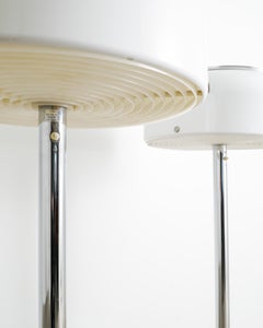 Lampade da terra svedesi in stile Mid-Century, bianche e cromate, con base a protuberanze, di Anders Pehrson, anni ’70