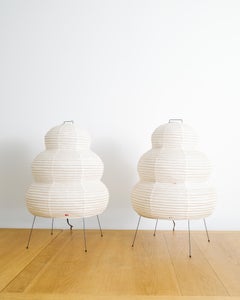 Par de lámparas de mesa «24N» Akari de papel, de principios de mediados de siglo, diseñadas por Isamu Noguchi, década de los 60