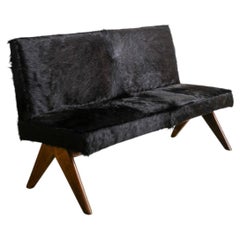 Banco-sofá francés de mediados de siglo, de madera de teca y pelo de poni, diseñado por Pierre Jeanneret, década de 1950