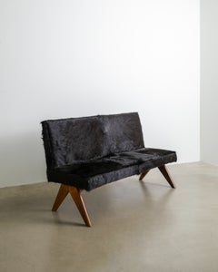 Banco-sofá francés de mediados de siglo, de madera de teca y pelo de poni, diseñado por Pierre Jeanneret, década de 1950