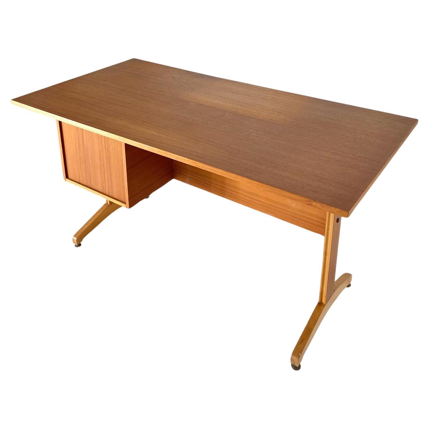 Midcentury teak desk in the style of Gianfranco Frattini, Italy 1960's In Good Condition For Sale In Ceglie Messapica, IT