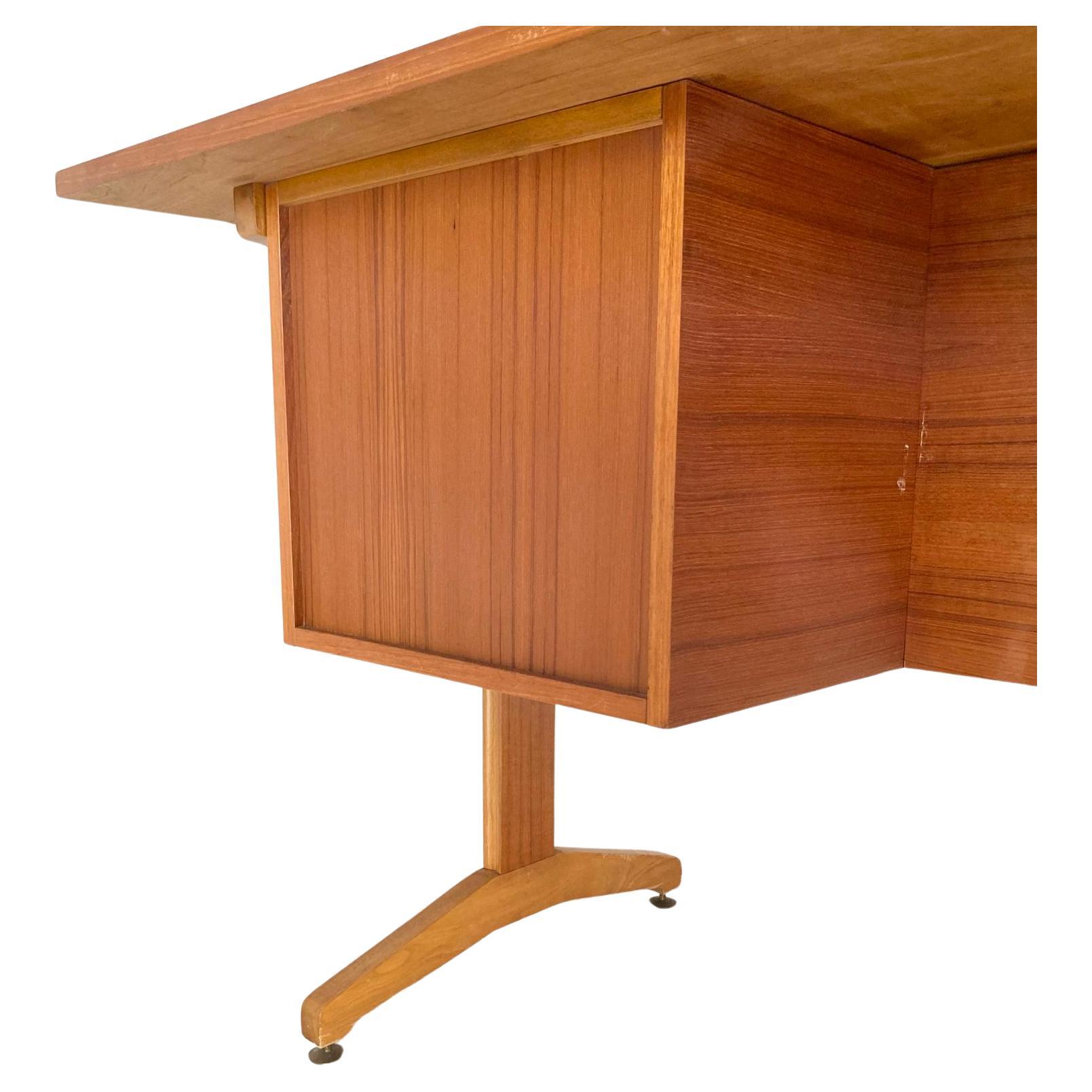 Midcentury teak desk in the style of Gianfranco Frattini, Italy 1960's For Sale 4