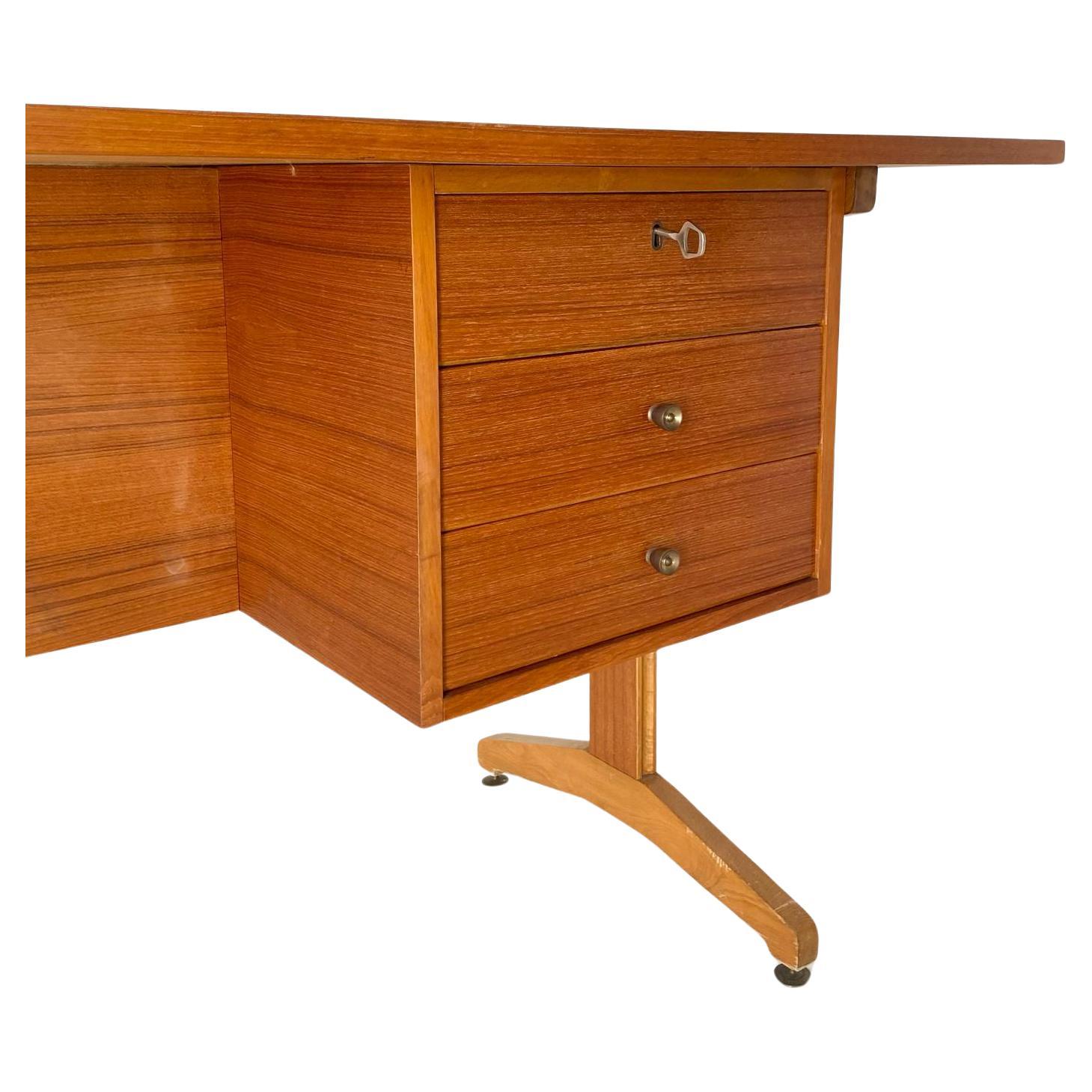 Midcentury teak desk in the style of Gianfranco Frattini, Italy 1960's For Sale 3