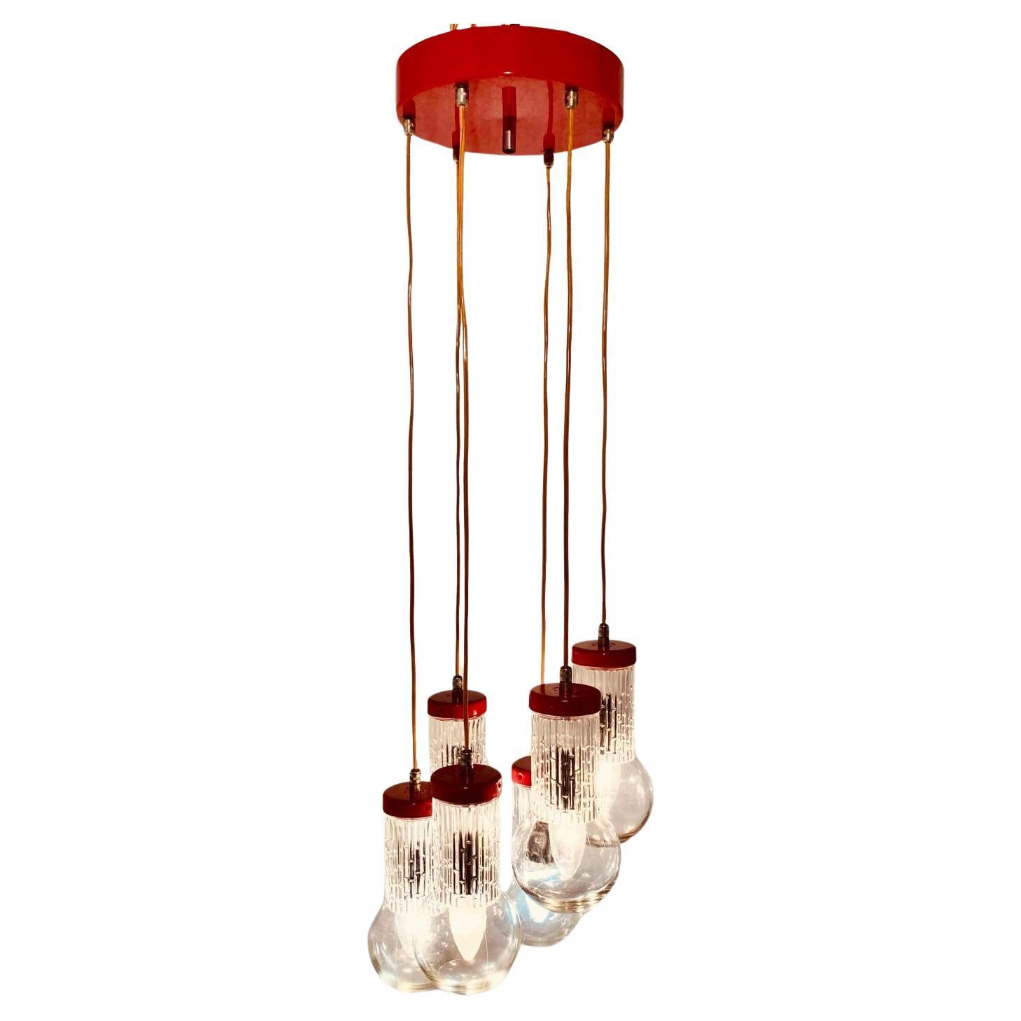 Fünfflammiger roter Vintage-Kronleuchter im Stil von Stilnovo, Italien, 1950er Jahre. Der Kronleuchter besteht aus fünf aufgehängten Leuchten mit geschliffenen Glaskugeln, die über die Drähte der Leuchten mit der oberen Platte verbunden sind. Der