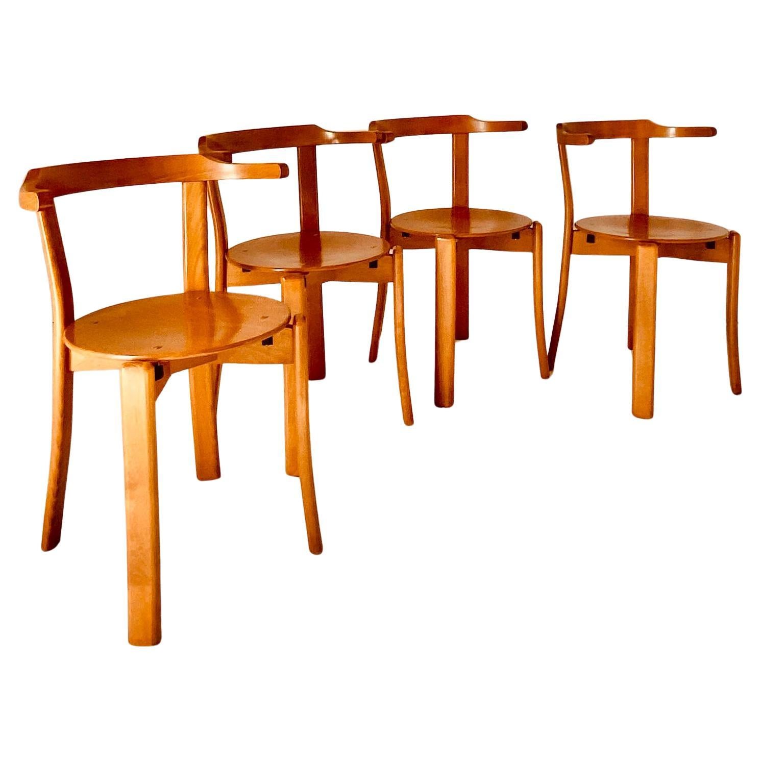 Ensemble de chaises de salle à manger vintage, dans le style de Bruno Rey, Italie 1970. Chaises en hêtre massif avec dossier en bois courbé raffiné et assise ronde. L'ensemble a été restauré comme suit :
Le bois a été poli et réparé là où c'était