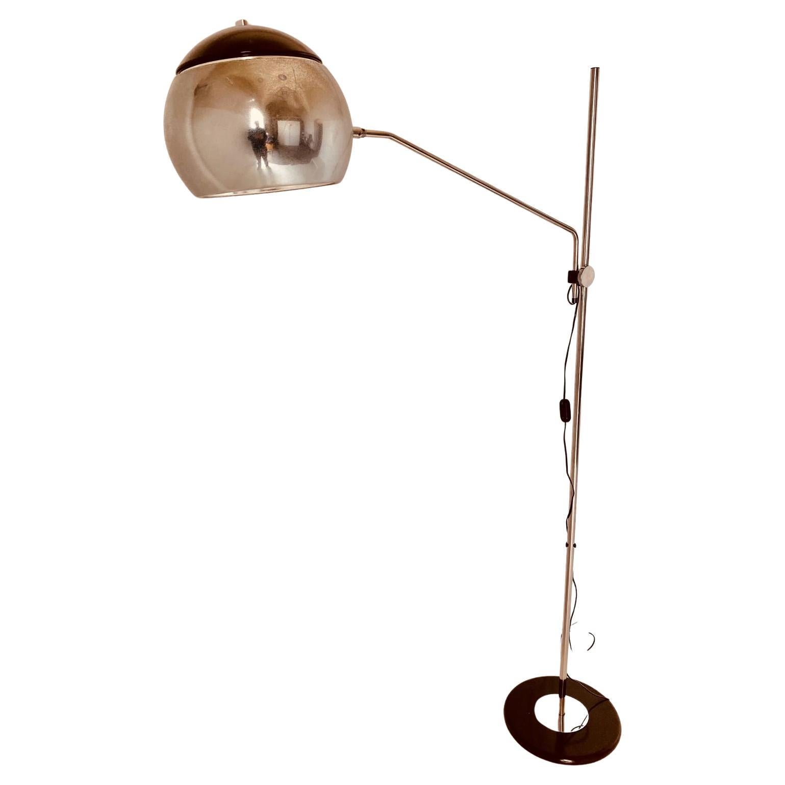 Eine Vintage-Stehlampe aus den 1960er Jahren mit einem Sockel aus Bakelit und Chrom, einem verchromten Stab und einem verstellbaren Arm. Lichtpunkt aus Blech. In sehr gutem Zustand mit einigen Zeichen der Zeit.
Die Verchromung wurde poliert und die