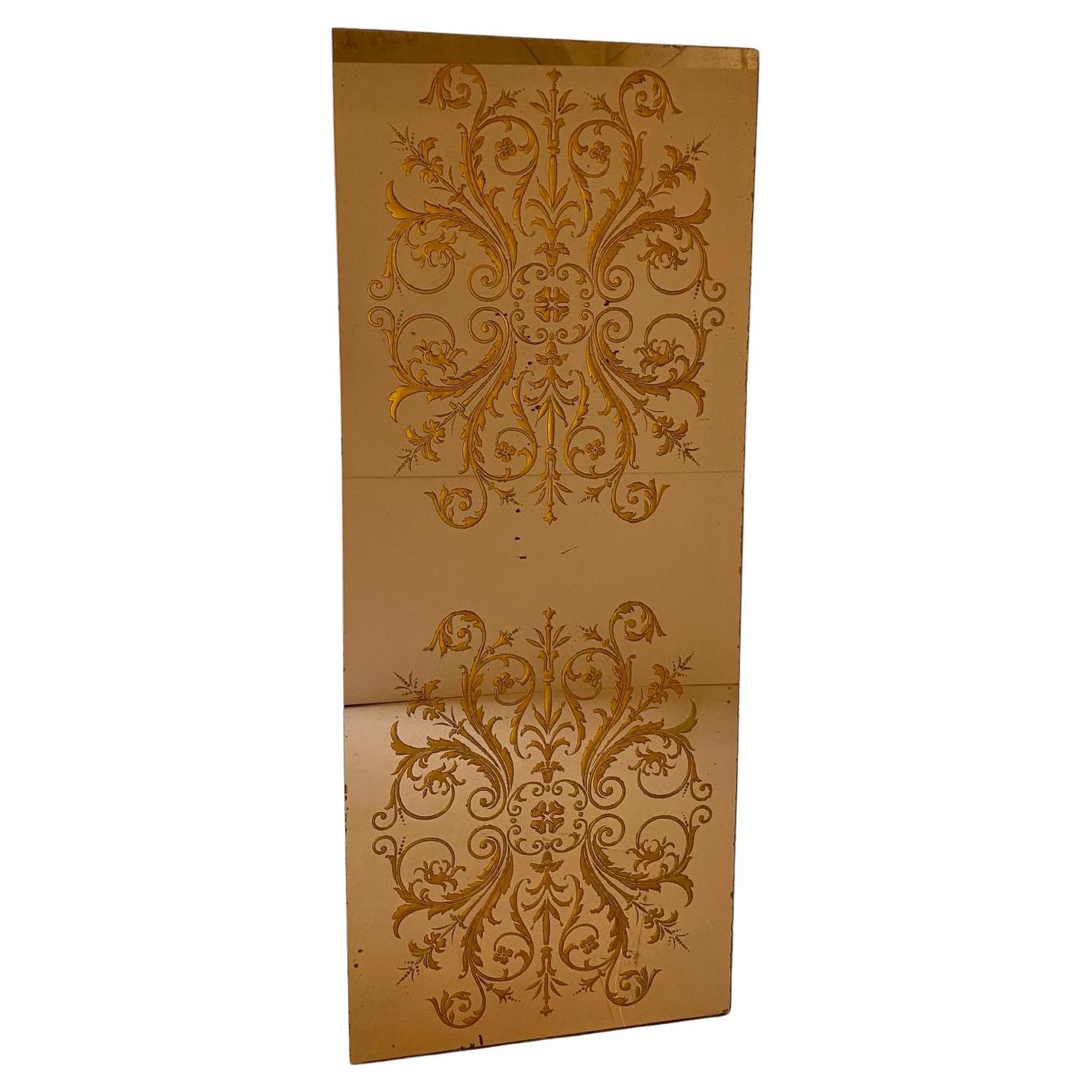 Miroir de sol doré vintage, Italie 1960

Ce rare miroir mural italien des années 1960 est un exemple stupéfiant de l'artisanat du milieu du siècle, avec un verre teinté jaune finement décoré et des détails complexes incrustés dans le verre lui-même.