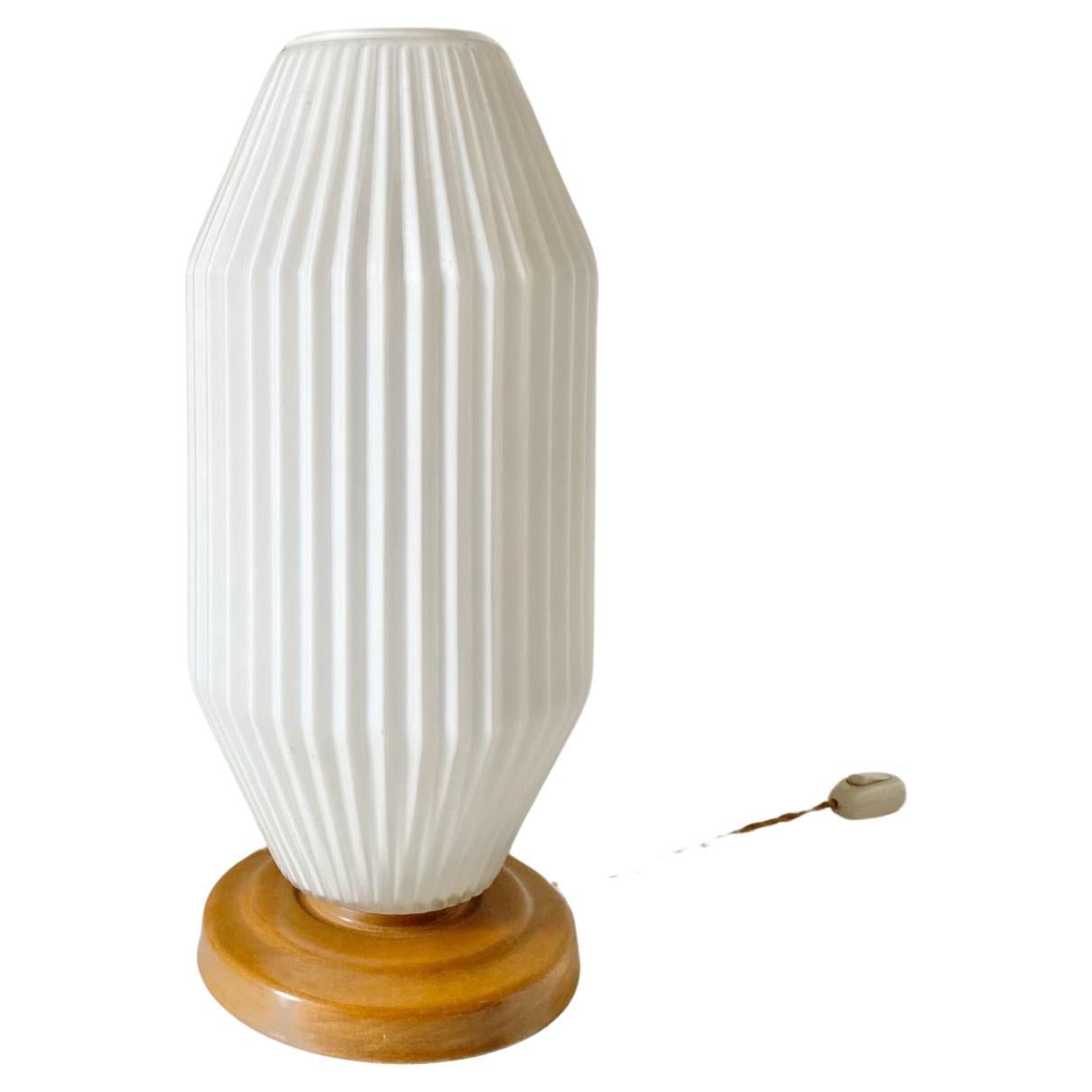 Lampada da tavolo in vetro bianco e rovere, Italia anni 40 For Sale