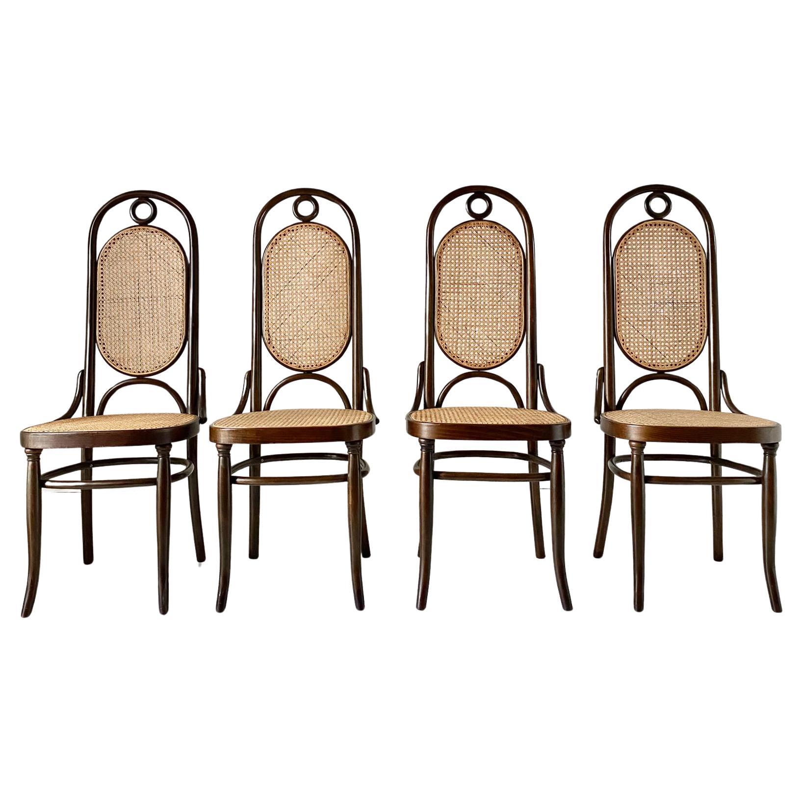 Set di quattro sedie in legno curvato di noce prodotte da Thonet. Modèle 207 (également connu sous le nom de 