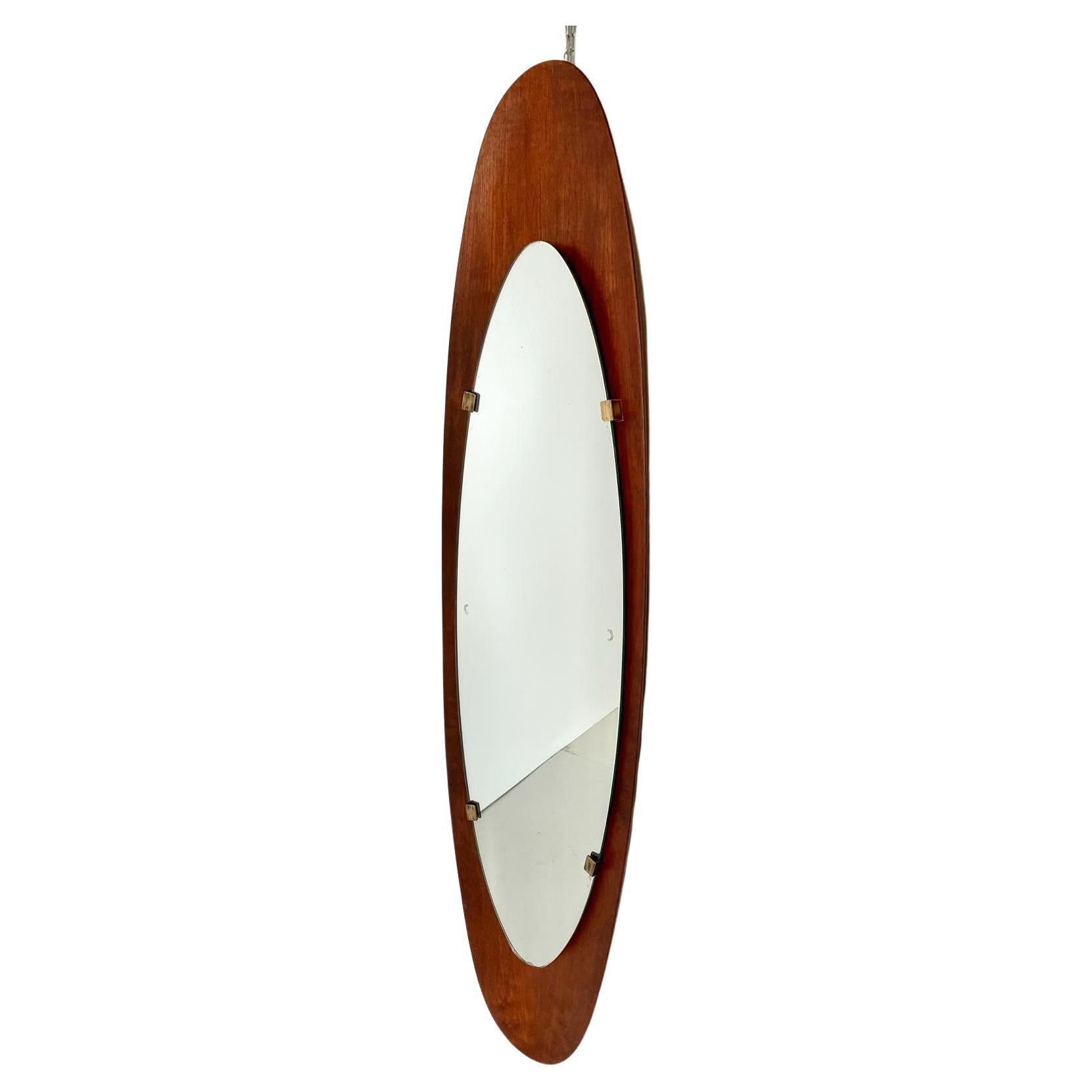 Grande specchio ovale in legno ricurvo degli anni 50. Ideato dal duo Campo & Graffi per Stilcasa Italia. 
Ferma specchio in ottone. Struttura in legno completamente restaurata. In ottime condizioni con solo piccoli segni del tempo. Vetro orginale.