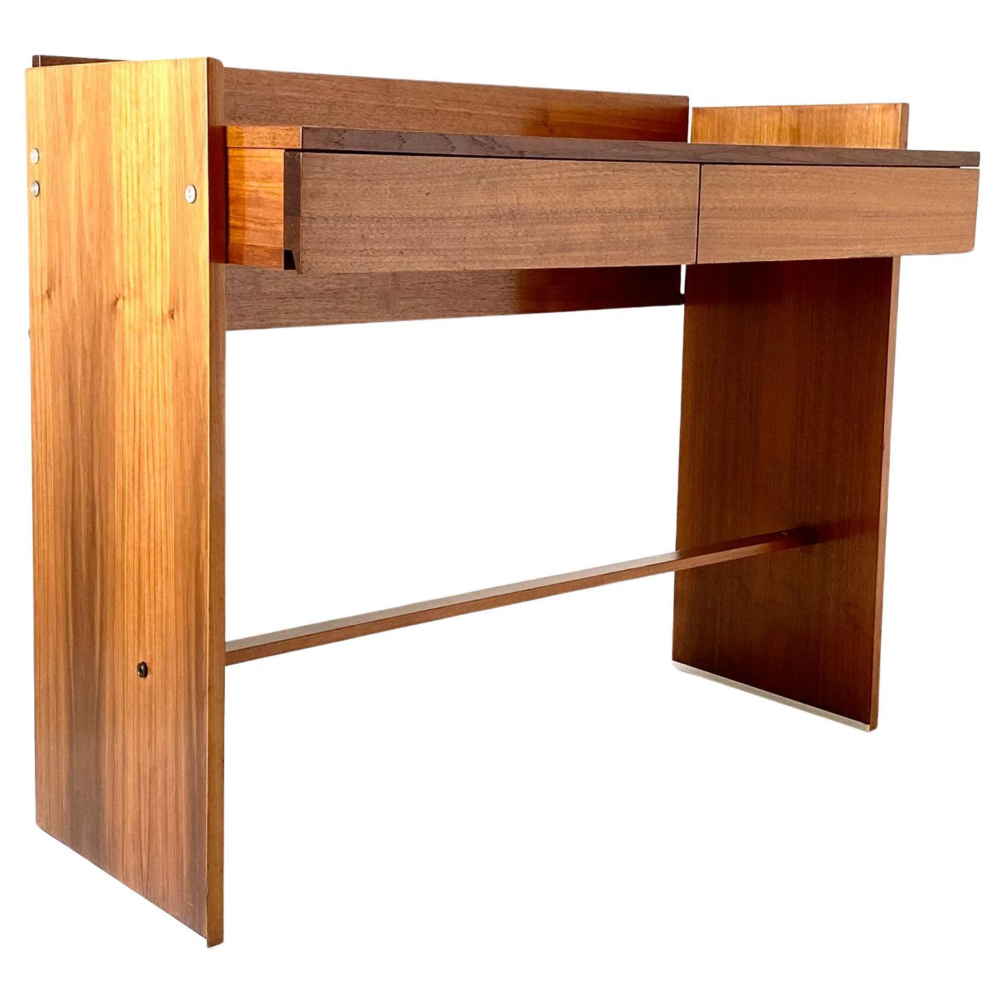 Escritorio moderno de mediados de siglo en nogal macizo de los años 70, MIM Roma Italia

Este escritorio de madera maciza Mid-Century Modern, fabricado por la renombrada empresa italiana MIM Rome en la década de 1970, es un impresionante ejemplo de