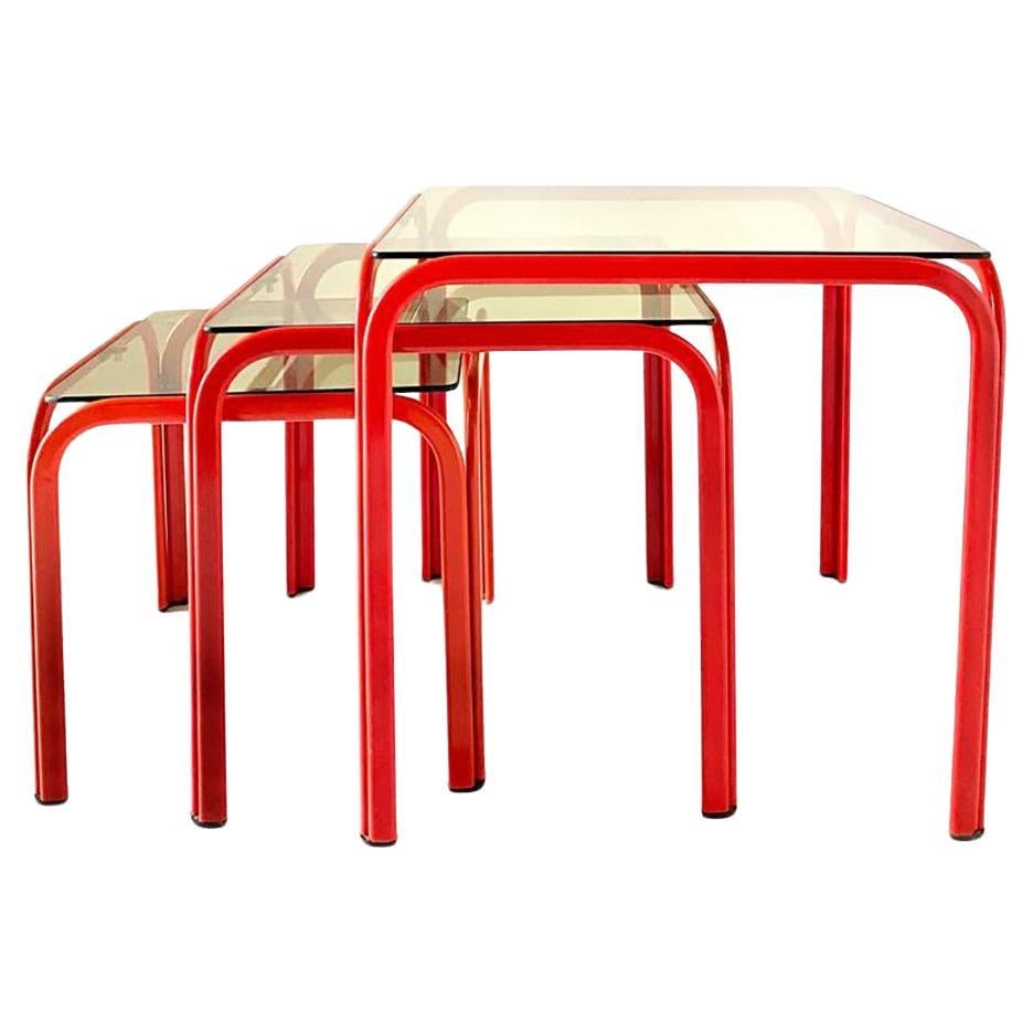 Tris di tavolini sovrapponibili degli anni 70 con struttura in ferro color rosso e vetri fumè. In condizioni molto buone con piccoli segni del tempo.

Misure tavolini:
Grande: 45 x 45 x 43h
Medio: 39x 39 x 36h
Piccolo: 33x33x32h

Besuchen Sie unsere