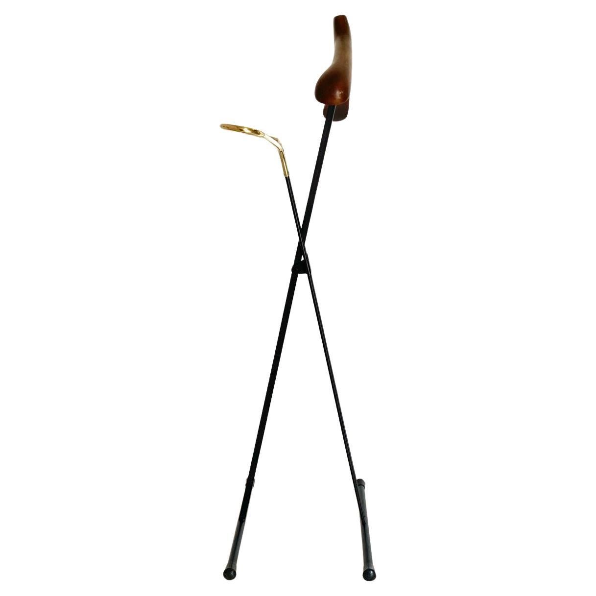 Vintage folding valet stand in wood, iron and brass, Reguitti, Italy 1950s For Sale 1