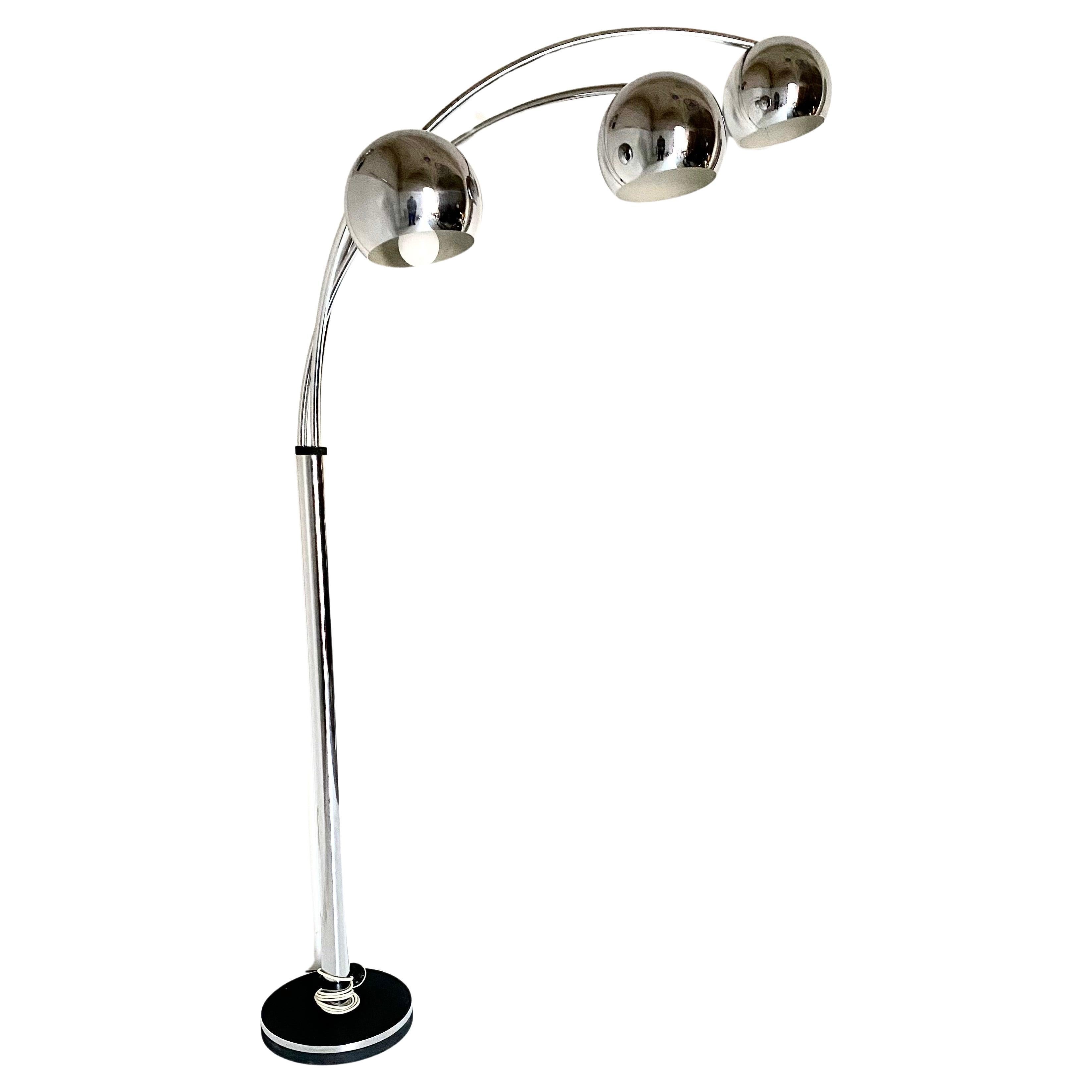 Big vintage floor lamp in space age style, Reggiani, Italy 1960s. 
Steel chromed stucture with three adjustable sticks and flexible lights spots. 
Chromed has been polished and revised. Perfectly working and in really good conditions with only few