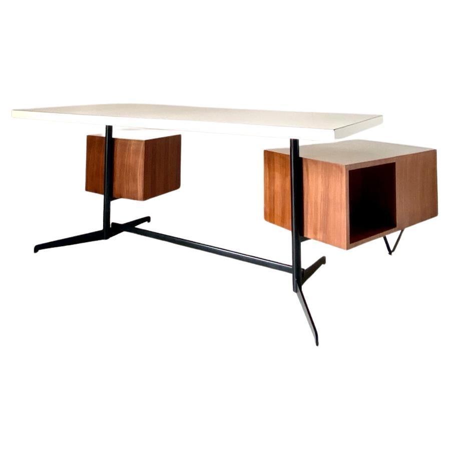Rare bureau vintage Osvaldo Borsani fabriqué par Tecno dans les années 1960 - début 1970. 

Structure en acier noir avec plateau en bois plaqué en stratifié blanc /beige. Deux tiroirs latéraux réglables. 

Entièrement restauré et en très bon état