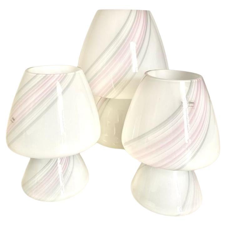 Lampes de table Vintage Murano, ensemble de trois. Fabriqué en Italie à la fin des années 1970 par Maestri Muranesi, Venise, Italie. Ensemble composé de deux petites lampes champignons et d'une grande. Décor de rayures grises sur verre Murano blanc.