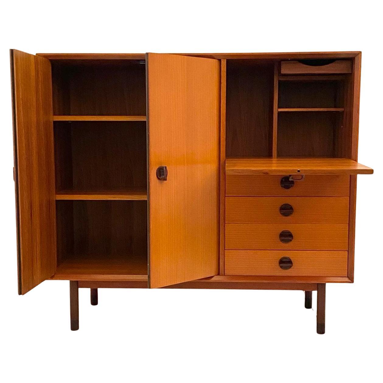 Armoire en bois de Beeche du milieu du siècle dernier, George Coslin pour FARAM, Italie, années 1960

L'armoire en bois de Beeche, conçue par George Coslin pour FARAM, se distingue par son placage en bois de hêtre de couleur chaude et miel, qui met