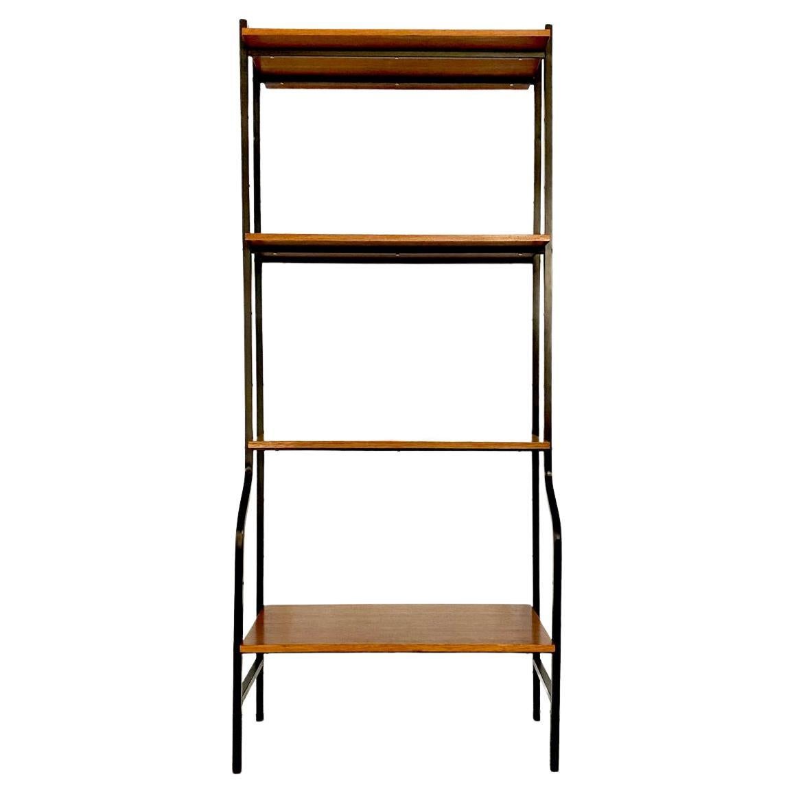 Estantería de teca moderna de mediados de siglo Italia 1960.

Una refinada estantería monomódulo moderna de mediados de siglo, fabricada en Italia en la década de 1960, que encarna la elegante funcionalidad del diseño escandinavo. Esta elegante