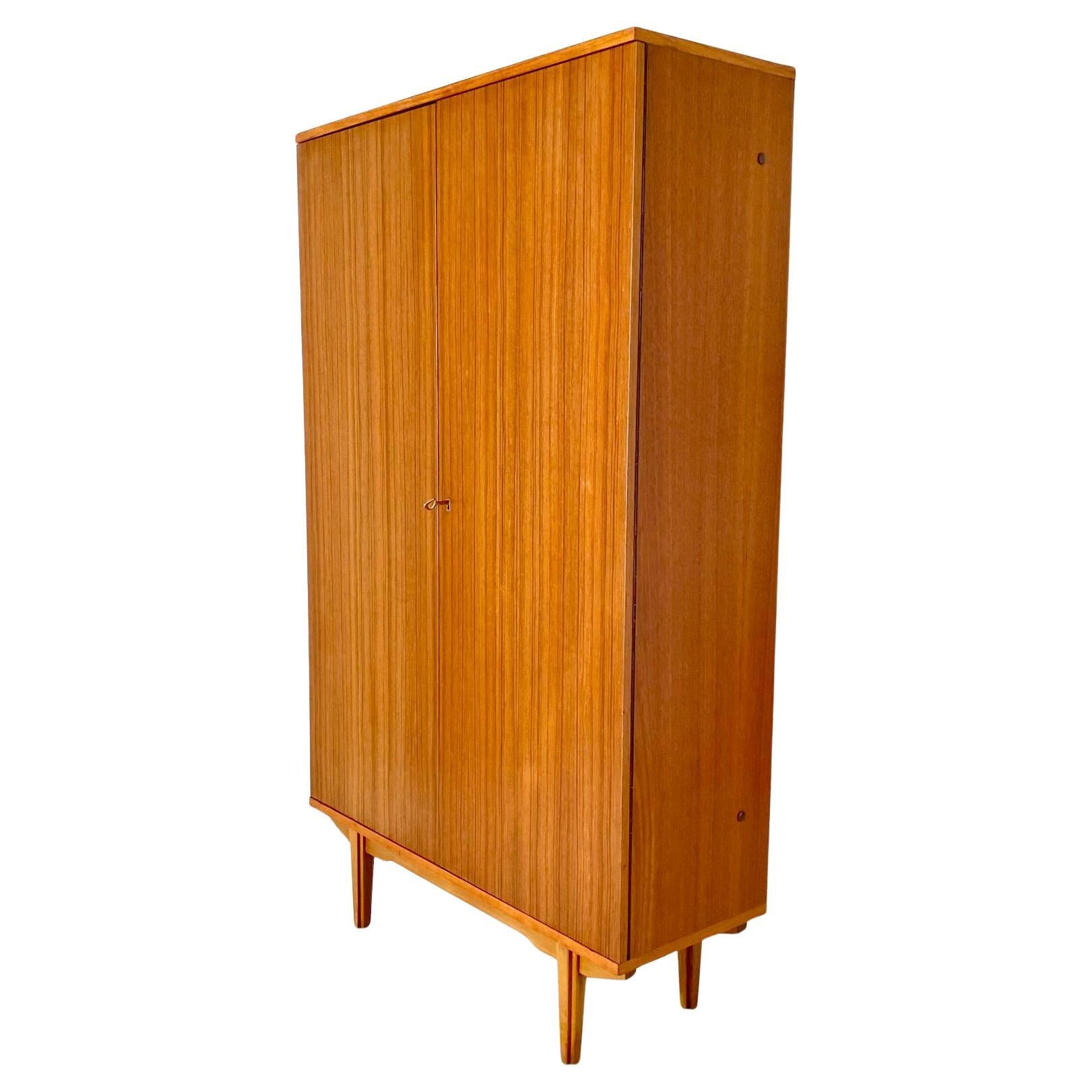 Armario de teca moderno de mediados de siglo de estilo escandinavo, Italia 1960