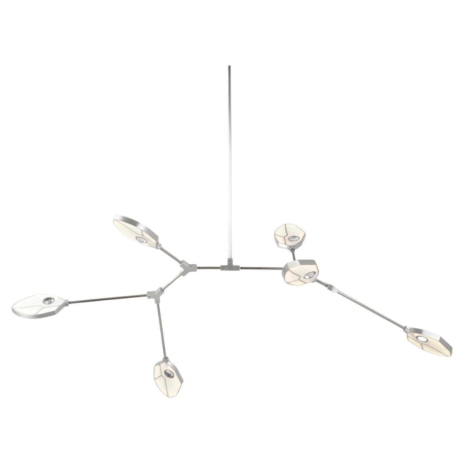 Moderne Lustre LED sculptural contemporain fait à la main. Cristal, et coquille de pua. Petit en vente
