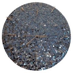 Horloge ronde contemporaine signée Davide Medri pour Dilmos, carreaux de mosaïque miroir et feuille d'or
