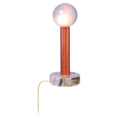 Lampada da tavolo LED moderna realizzata a mano da Adrian Cruz, in onice messicano e resina