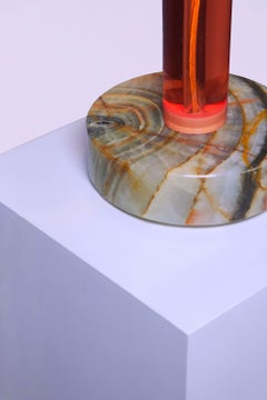 Lampada da tavolo LED moderna realizzata a mano da Adrian Cruz, in onice messicano e resina