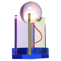 Moderna lampada da tavolo a LED realizzata a mano da Adrian Cruz in resina trasparente e sabbiata