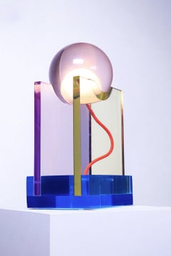Moderna lampada da tavolo a LED realizzata a mano da Adrian Cruz in resina trasparente e sabbiata
