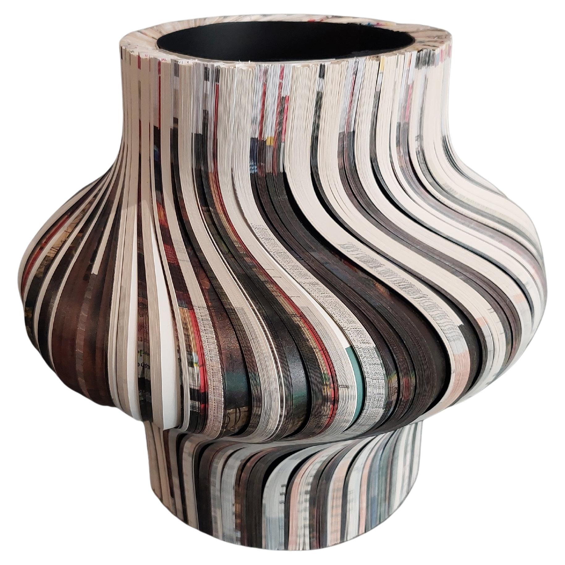 Modern Limited Edition Papier skulpturale Vase Daniele Papuli Dilmos Schwarz Weiß