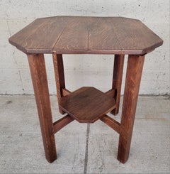 Mission / Kunsthandwerk: L&JG Stickley, Lampentisch aus Eiche mit abgewinkelten Ecken, um 1910.