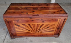 Volkskunst-Kiste / Koffer „Sunburst“ aus massivem Zedernholz