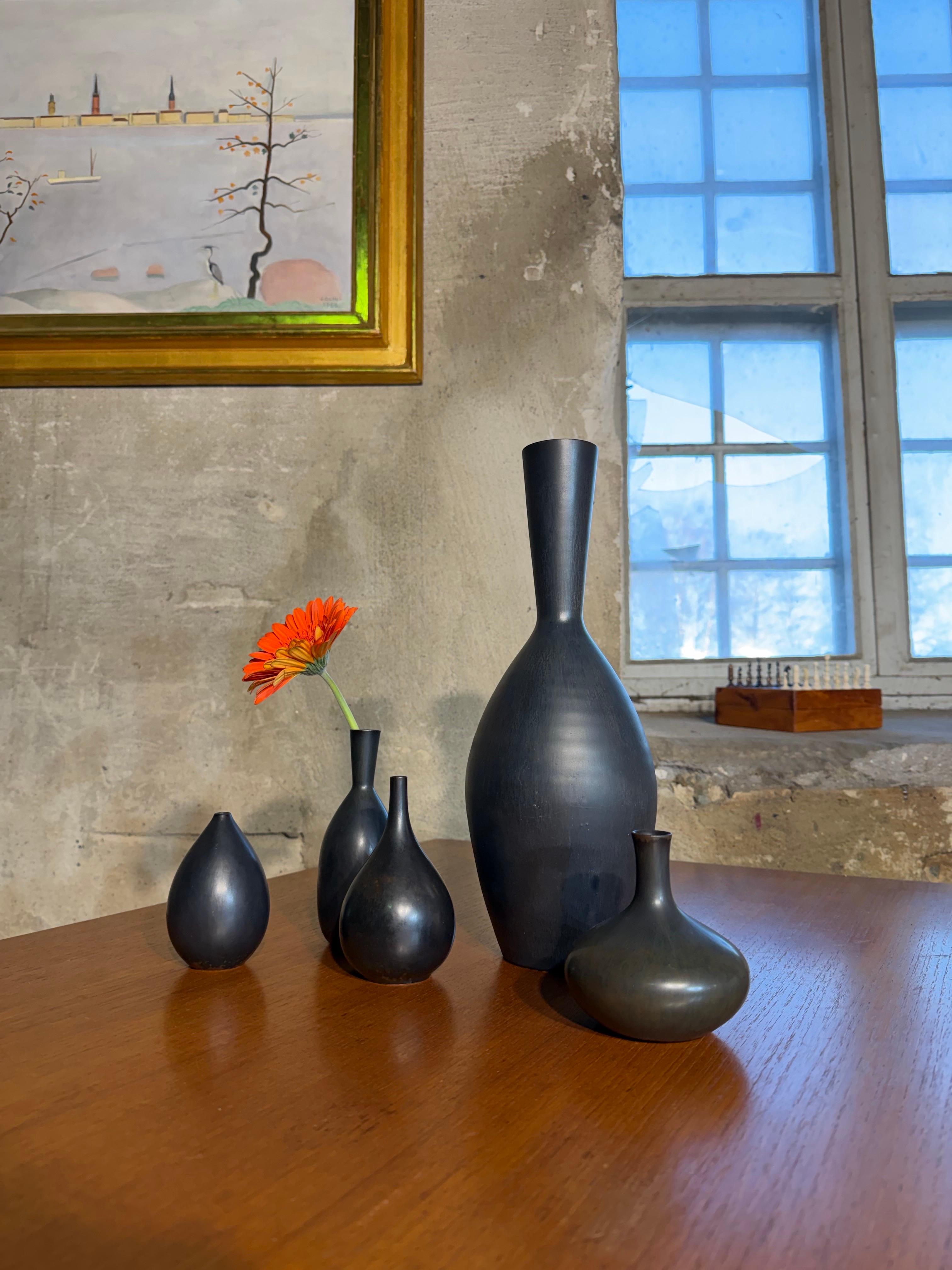 Un groupe de cinq vases noirs conçus par Carl-Harry Stålhane chez Rörstrand. Les vases mesurent entre 10 et 34 cm de haut et sont en excellent état, à l'exception de quelques marques et rayures mineures. Trois des vases sont marqués comme étant de